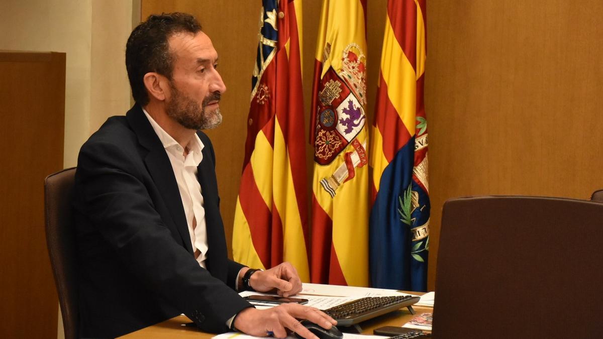 El alcalde de Elche, Carlos González, durante la reunión telemática