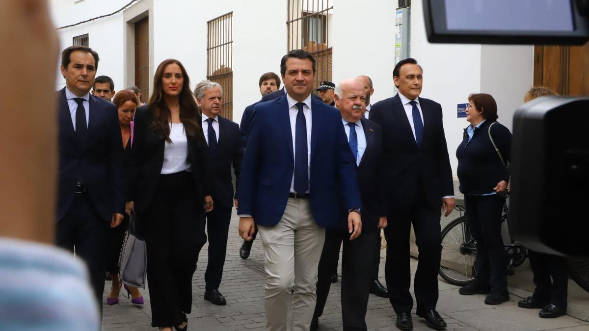 José María Bellido, acompañado de dirigentes y cargos del PP, en su llegada a la capilla ardiente de Antonio Gala.