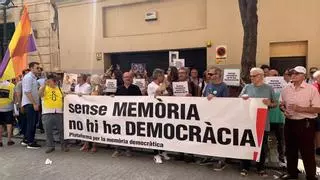 Más de 100 personas protestan contra la derogación de la Ley de Memoria Democrática de Baleares: "Quieren ocultar el Golpe de Estado franquista"