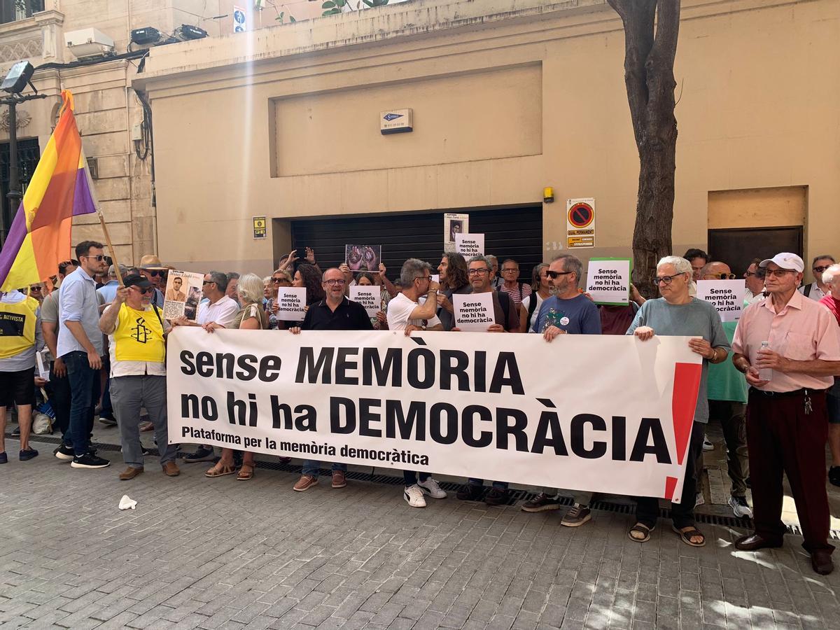 Una delas protestas frente al Parlament contra la derogación de la ley.