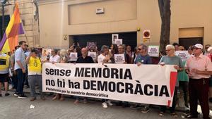 Los ciudadanos se han manifestado frente al Parlament esta mañana