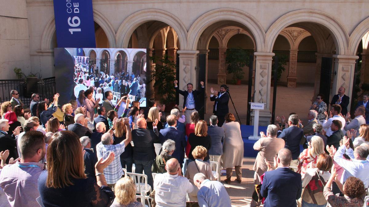 Instante en que Fulgencio Gil Jódar era proclamado presidente del Partido Popular de Lorca por aclamación, este sábado, en el claustro del antiguo convento de la Merced.