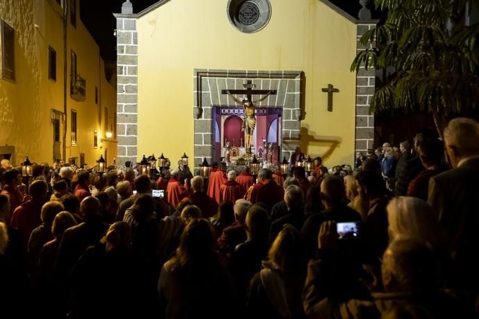 19.04.19. Las Palmas de Gran Canaria. SEMANA SANTA. Viacrucis del Silencio, Cristo del Buen Fin a su salida de la Iglesia del Espíritu Santo, Vegueta.  Foto Quique Curbelo  | 19/04/2019 | Fotógrafo: Quique Curbelo