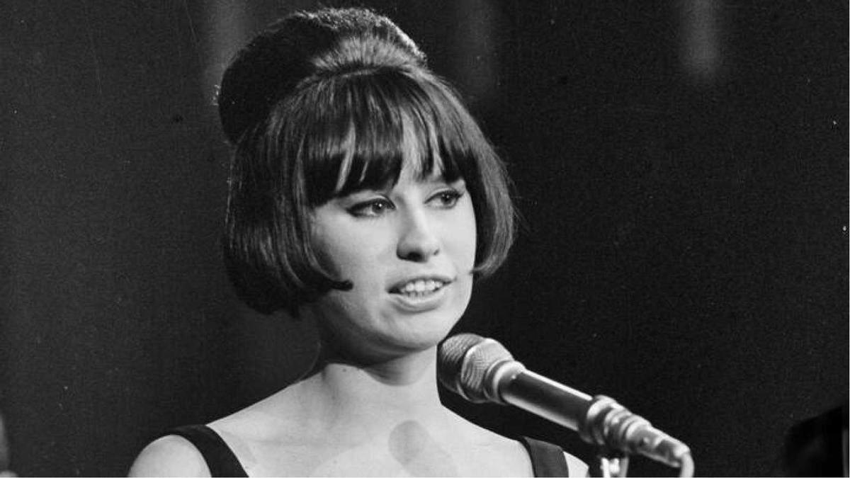 Astrud Gilberto en una actuación en Ámsterdam en 1966.