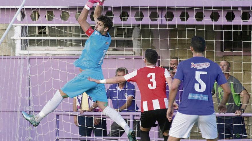 Miguel atrapa un balón durante un encuentro.