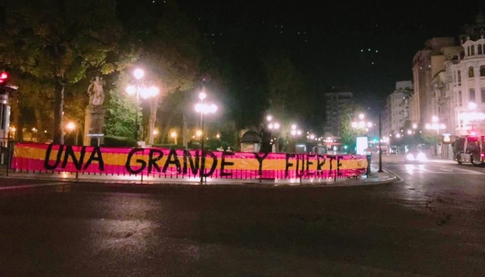 Banderas y mensajes patrióticos en Oviedo