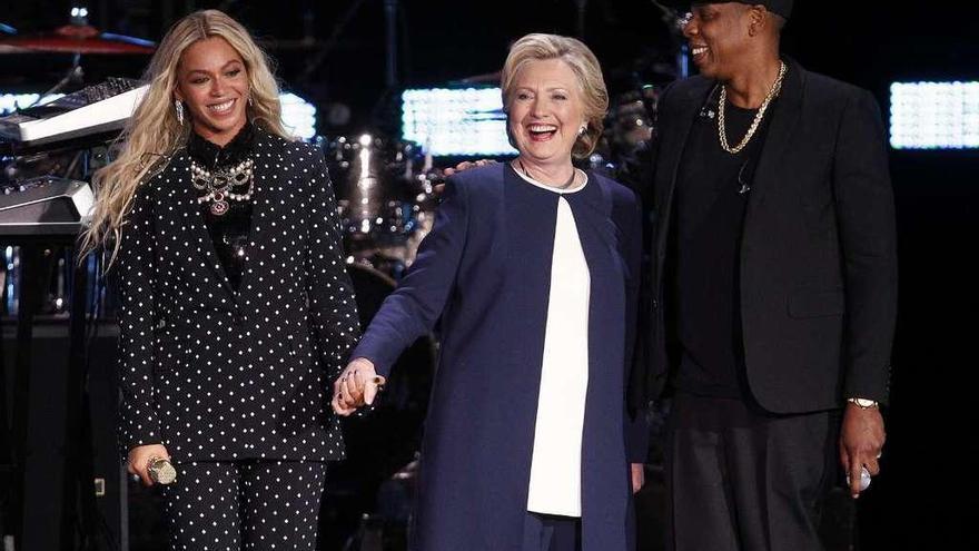Hillary Clinton, en un acto en Cleveland con la cantante Beyoncé y su marido el rapero Jay-Z. // Efe
