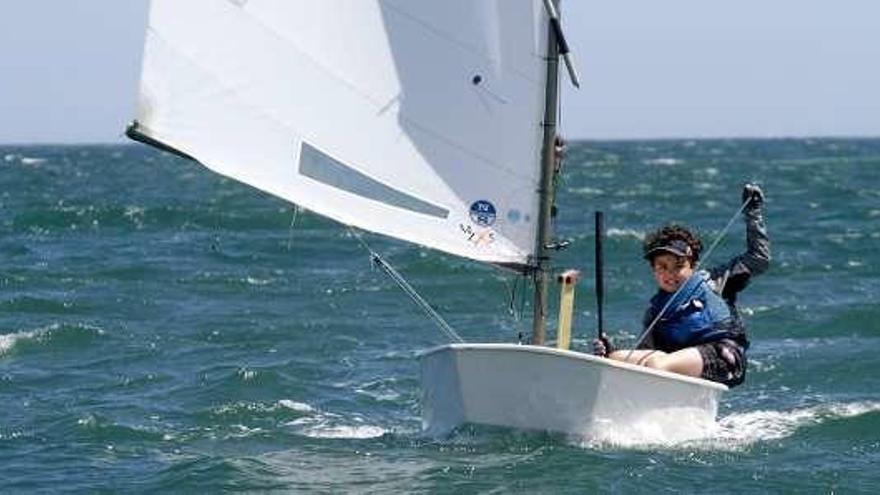 Álvaro Alonso, líder de la clase optimist.