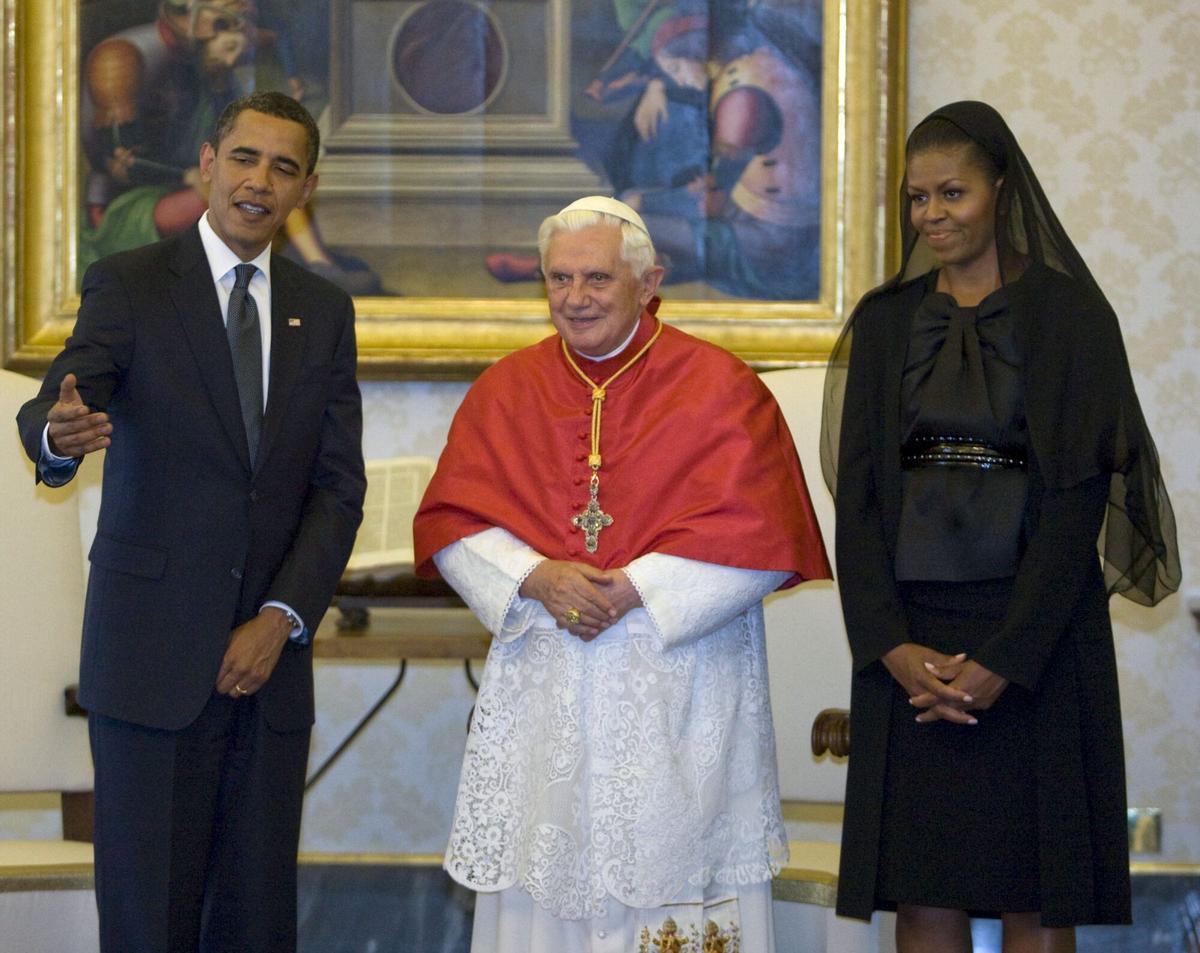 ROM178.CIUDAD DEL VATICANO (VATICANO).10/7/2009.- El Papa Benedicto XVI (c) recibe al presidente de los Estados Unidos, Barack Obama (l), y a la primera dama, Michelle Obama (d), hoy, viernes 10 de julio de 2009, en la biblioteca privada del pontífice en la Ciudad del Vaticano. El presidente de los Estados Unidos, Barack Obama, llegó hoy al Vaticano para reunirse con Benedicto XVI, en su primer encuentro con el Papa y con el que concluye su visita a Italia para asistir a la cumbre del G-8.EFE/Chris Helgren