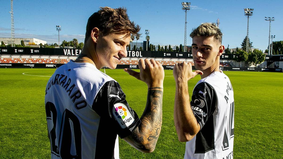 Quartaro y Arbolino con la camiseta del Valencia CF