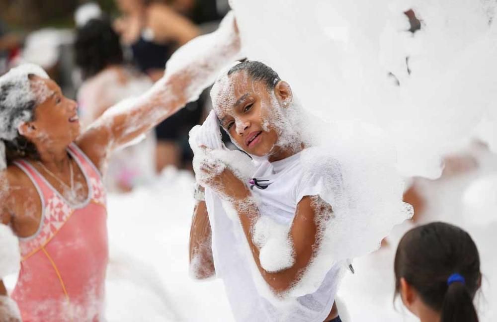 Bañadores, gafas de piscina y chanclas fueron las armas que utilizaron los niños para jugar con las burbujas