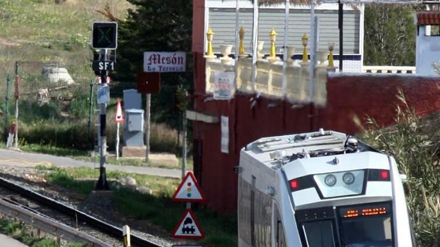 El tren, a su paso por la diputación de Alumbres.