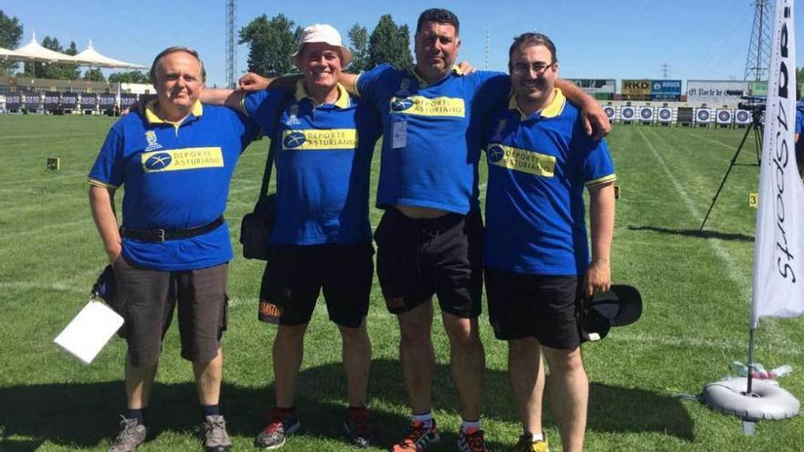 De izquierda a derecha, Herminio, Maxi, Alfredo (entrenador) y el corverano David Orjales.