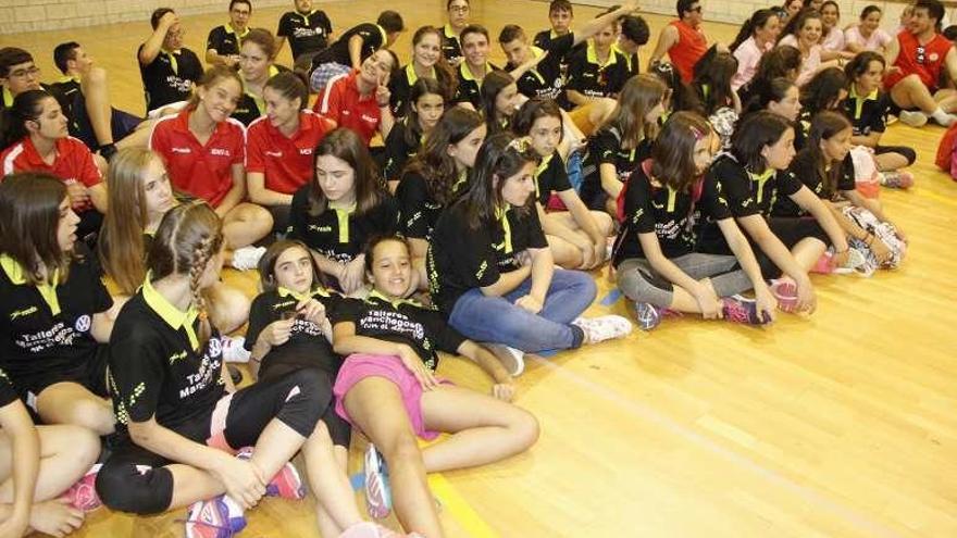 Jugadoras del Herencia Ciudad Real en la apertura del torneo. // S. Á.