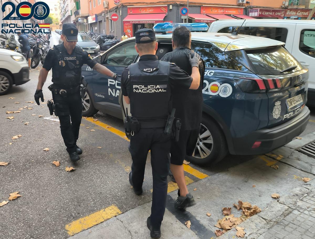 Agentes de la Policía Nacional llevan detenido a un hombre implicado en los tiroteos en Palma.