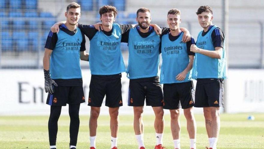 Por la izquierda, Toni Fuidias, Carlos Dotor, Nacho, Antonio Blanco y Gelabert, en un entrenamiento con el primer equipo del Real Madrid.