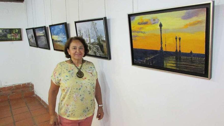 Belén García Fernández, en la Casa de la Cultura de Llanes con sus cuadros, ayer.