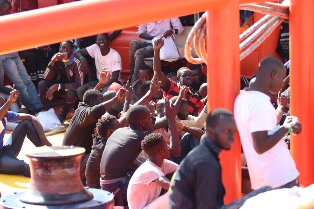 Inmigrantes esperando ser desembarcados en el Puerto de Málaga.