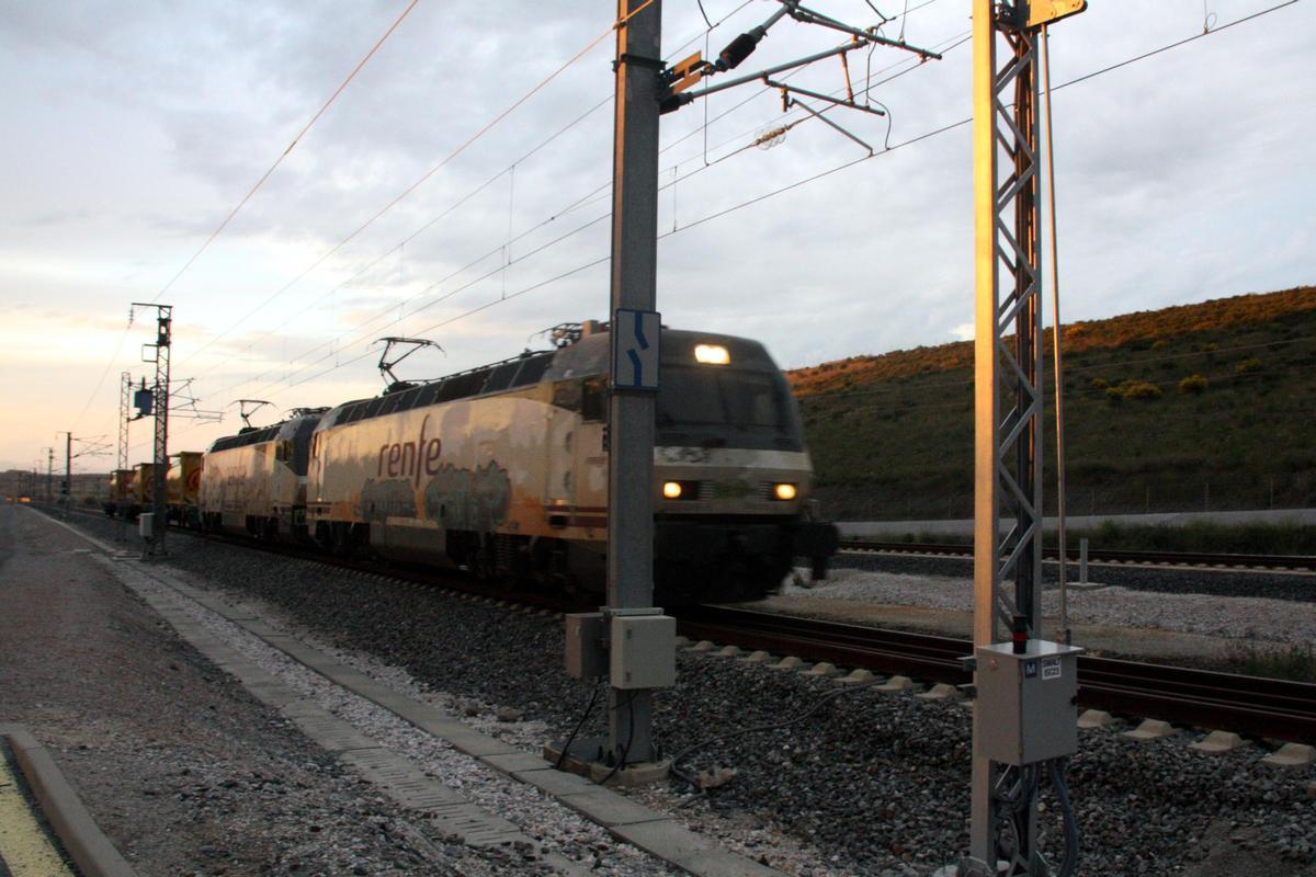 Un tren de mercaderies entrant dins el túnel del Pertús