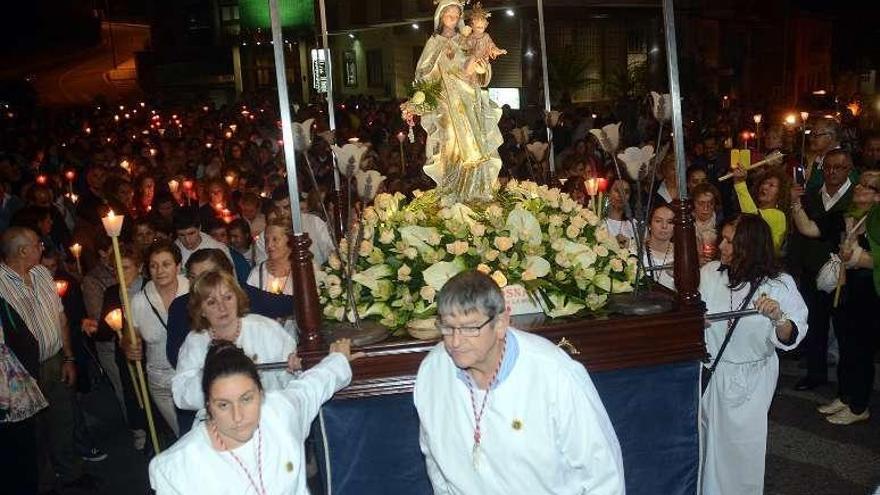 Procesión de La Merced en su recorrido por la PO-308. // R.V.