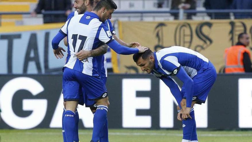 Borja Valle, Guilherme y Lucas Pérez celebran uno de los goles del Deportivo el domingo contra Peñarol.