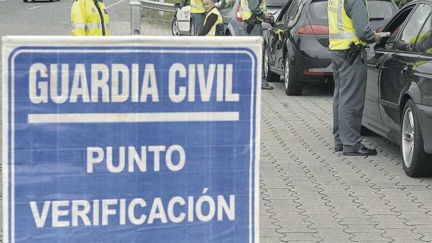 Control de alcoholemia de la Agrupación de Tráfico de la Guardia Civil en una carretera de A Coruña.