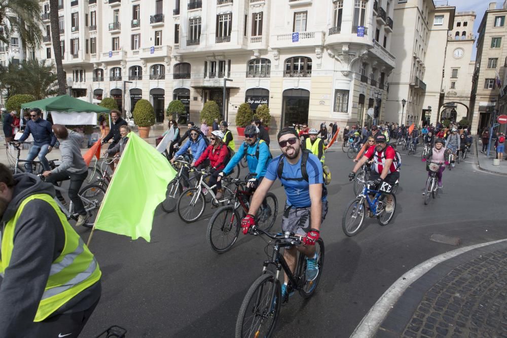 200 ciclistas exigen frente al Ayuntamiento una vía verde en La Cantera.