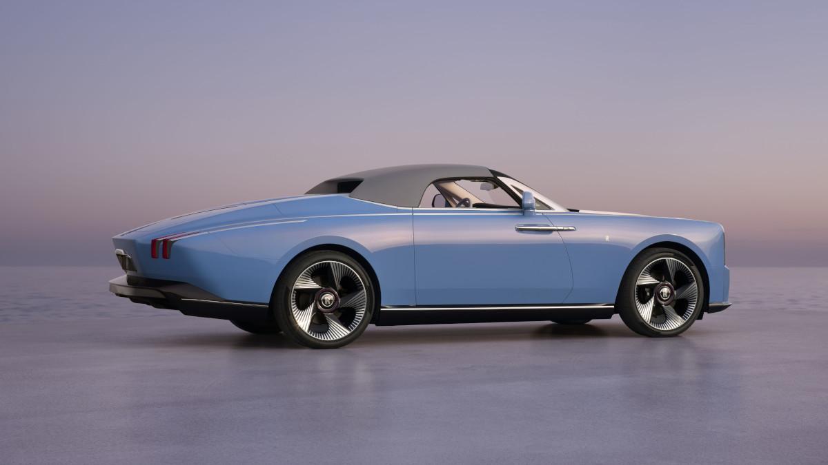 Con la capota puesta, su perfil recuerda al de un gran coupé clásico, combinando elegancia tradicional y una interpretación moderna del diseño Streamline Moderne Con la capota puesta, su perfil recuerda al de un gran coupé clásico, combinando elegancia tradicional y una interpretación moderna del diseño Streamline Moderne