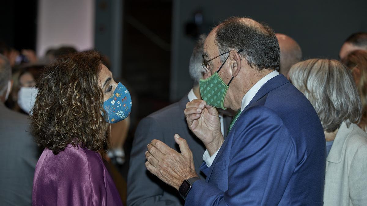 La ministra de Hacienda, María Jesús Montero, con el presidente de Iberdrola, Ignacio Sánchez Galán, en una imagen de archivo.