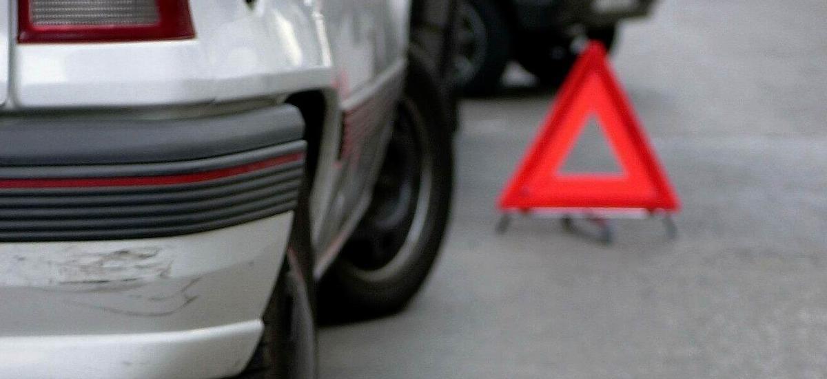 Un triángulo de un vehículo señaliza una avería, en una imagen de archivo.