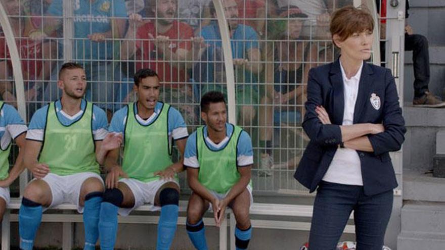 Carla Bruni en su papel una entrenadora de fútbol