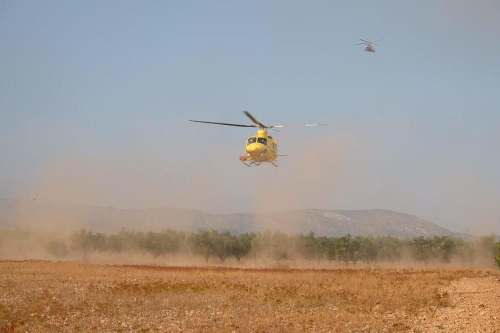 Efectivos en helicóptero llegan a la zona del incendio