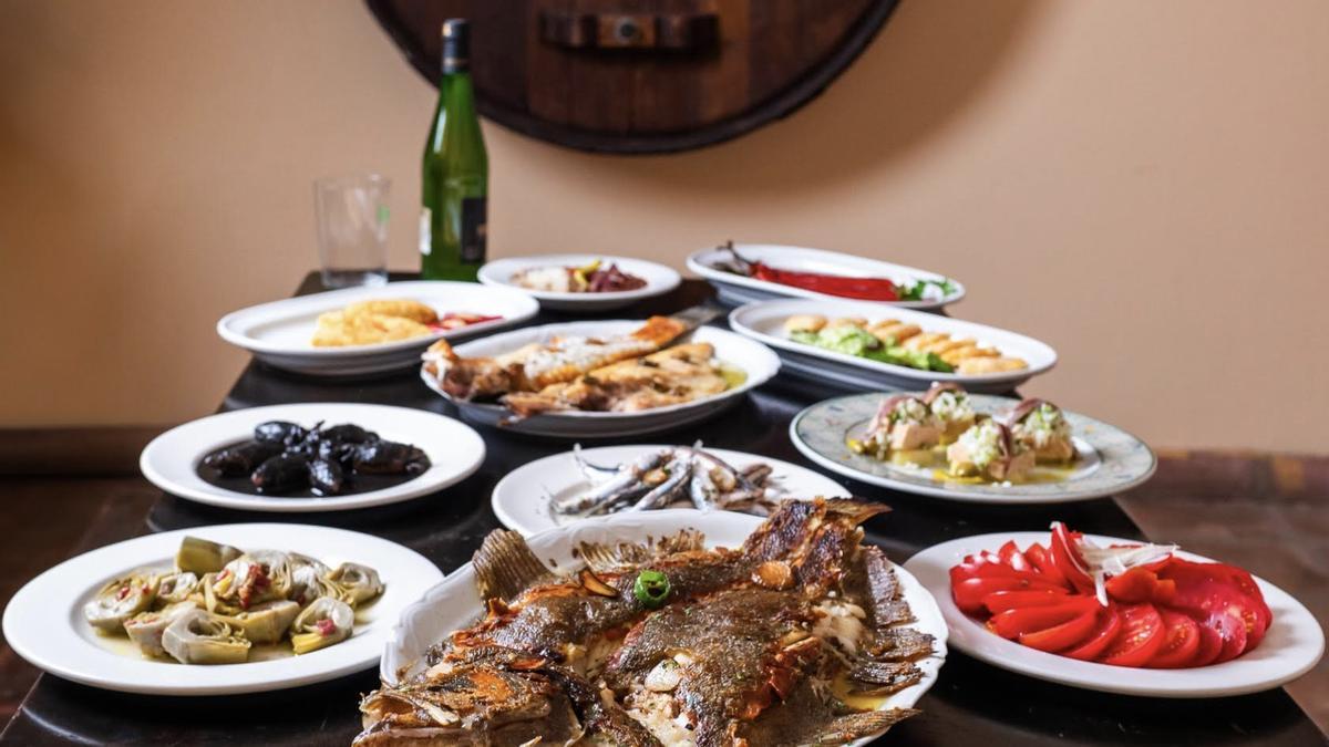 Algunos de los platos de Jota, enfrente de la 'kupela' de la casa.