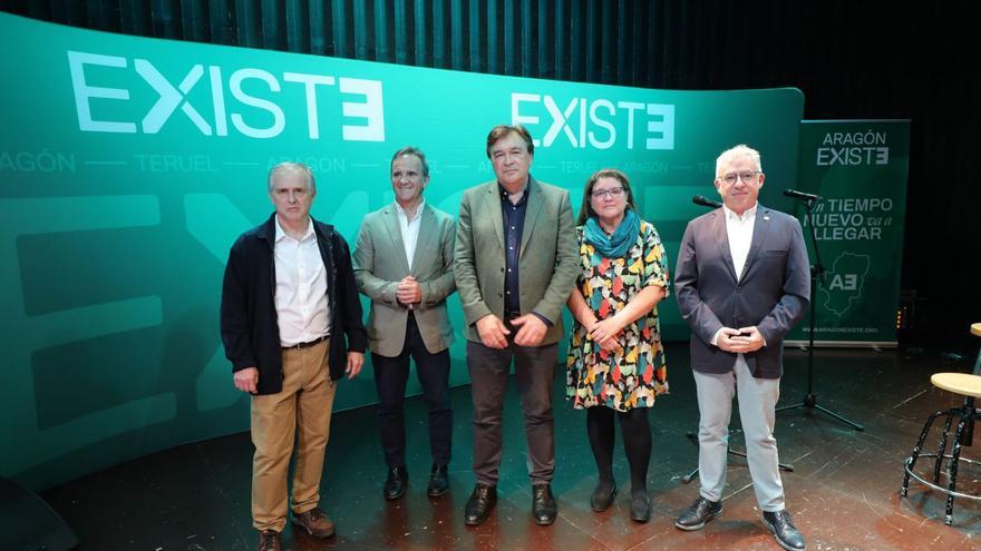 Los líderes de Aragón Existe, junto a representantes de la España vaciada, en el mitin de la capital aragonesa.