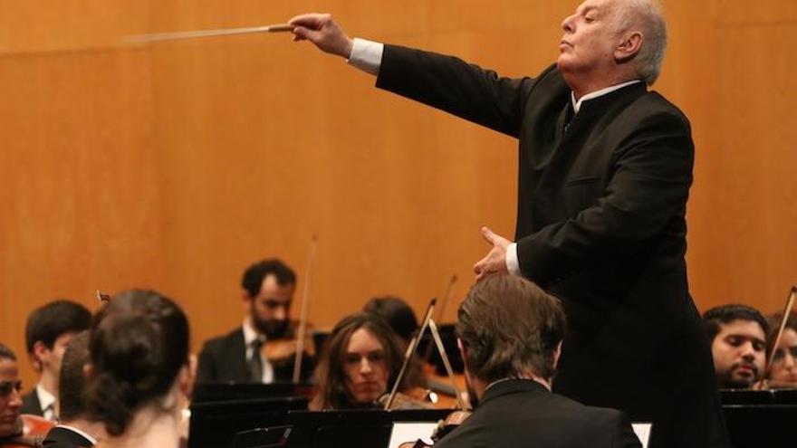 El director argentino Daniel Barenboim, en un momento de su recital de anoche en el Teatro Cervantes.