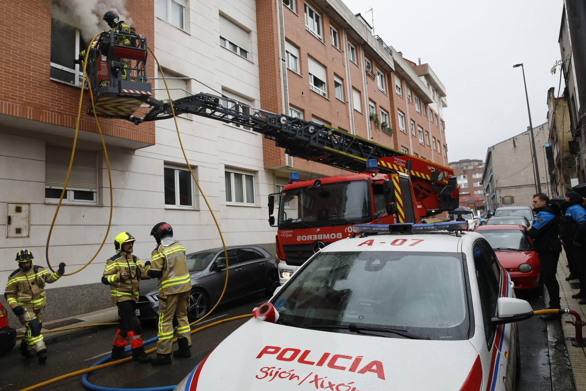 Un incendio en Gijón obliga a desalojar a varios vecinos (en imágenes)