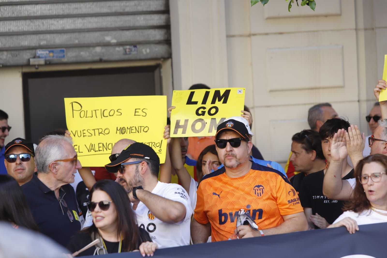 El valencianismo se manifiesta en la plaza de Manises contra la gestión de Lim
