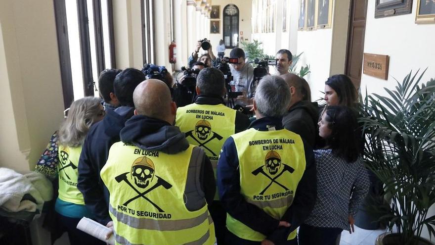 Los bomberos, ayer en el pleno.