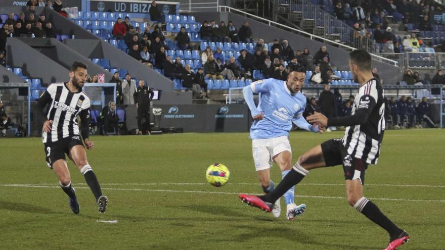 Imagen que capta el momento en el que Cristian Herrera dispara para hacer el 1-2 frente al FC Cartagena en el duelo de anoche.