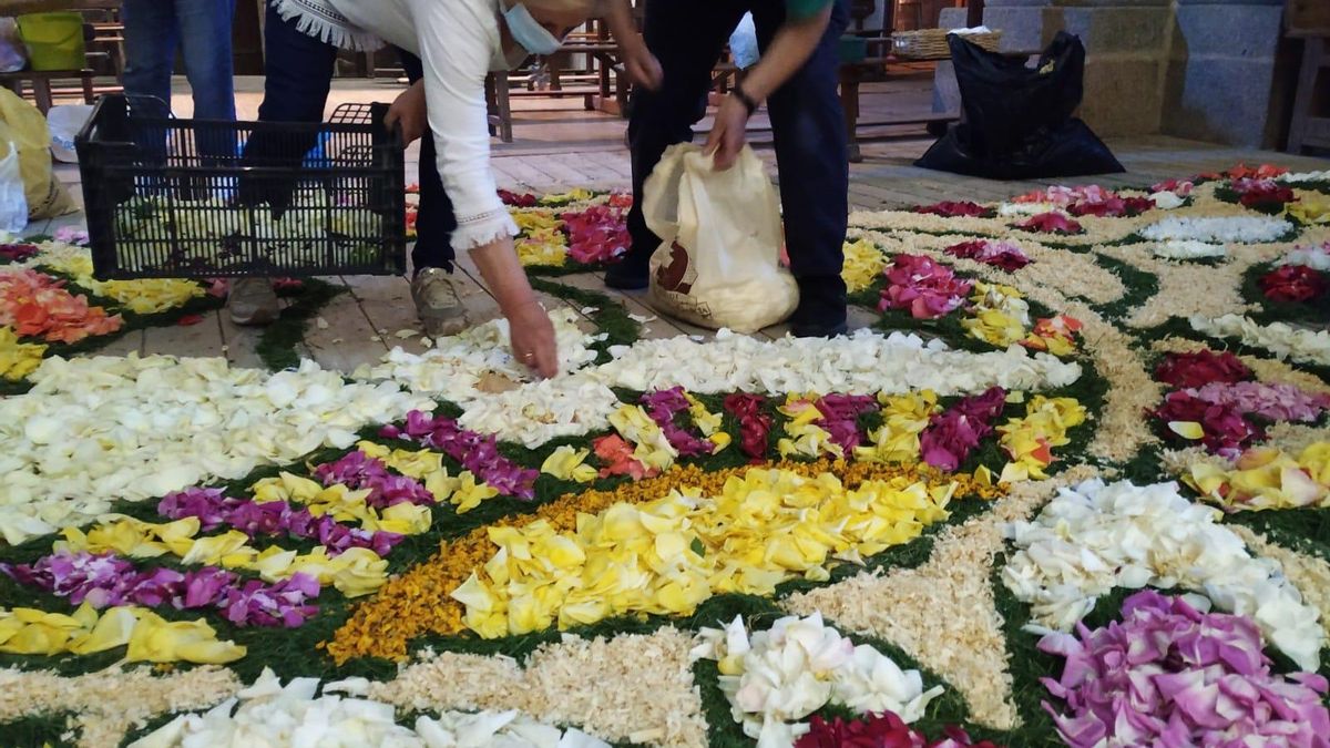 Elaboración de la alfombra floral en la iglesia de Bermillo de Sayago