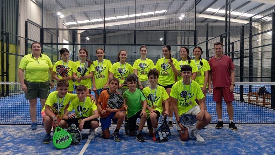 Alumnos y monitores de uno de los grupos de la escuela municipal de pádel. | FdV