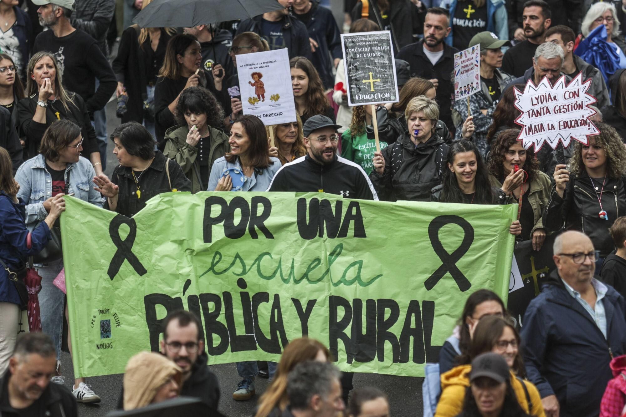 EN IMÁGENES: Así fue la gran manifestación de profesores por la enseñanza pública asturiana
