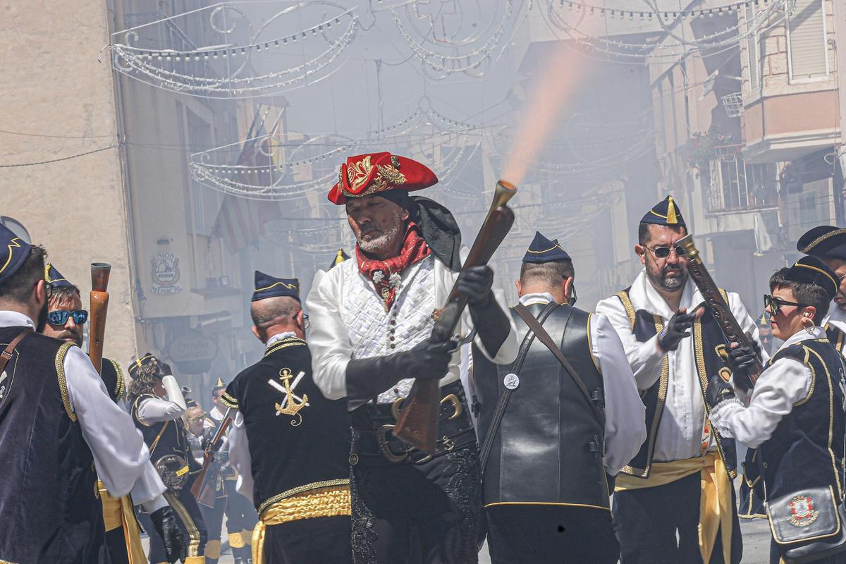Todas las imágenes de la Guerrilla y Embajada de este lunes de los Moros y Cristianos de Petrer