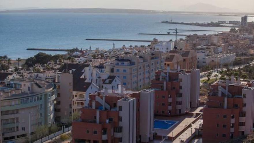 Una vista aérea de Santa Pola, donde los alquileres se incrementan de forma significativa con la llegada del verano y la afluencia de turistas.