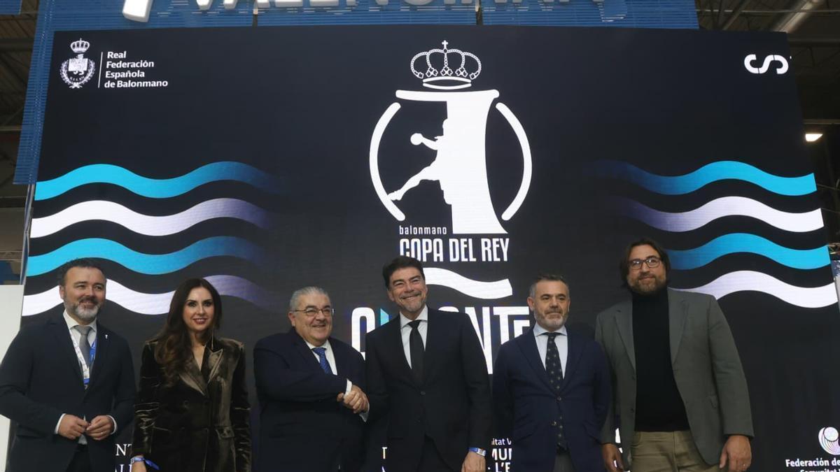 Autoridades con Barcala en el centro y responsables de la federación de balonmano, en Fitur.
