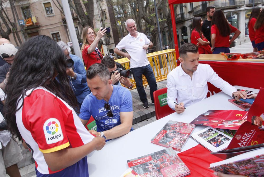 Eloi Amagat i Àlex Granell signen llibres i samarretes per Sant Jordi