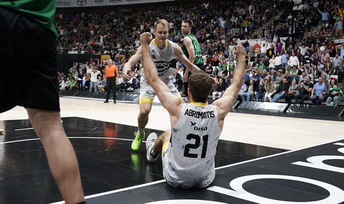 Salin y Abromaitis celebran la clasificación del CB Canarias para la final de la Copa 2023.
