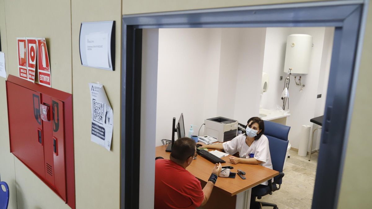 Una doctora atiende a un paciente en un centro de salud.