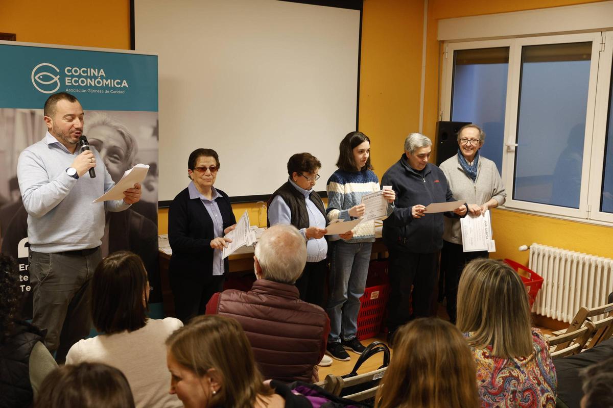 Un ejemplo de "humanidad y entrega": la Cocina Económica de Gijón rinde homenaje a sus voluntarios (en imágenes) Un ejemplo de "humanidad y entrega": la Cocina Económica de Gijón rinde homenaje a sus voluntarios (en imágenes)