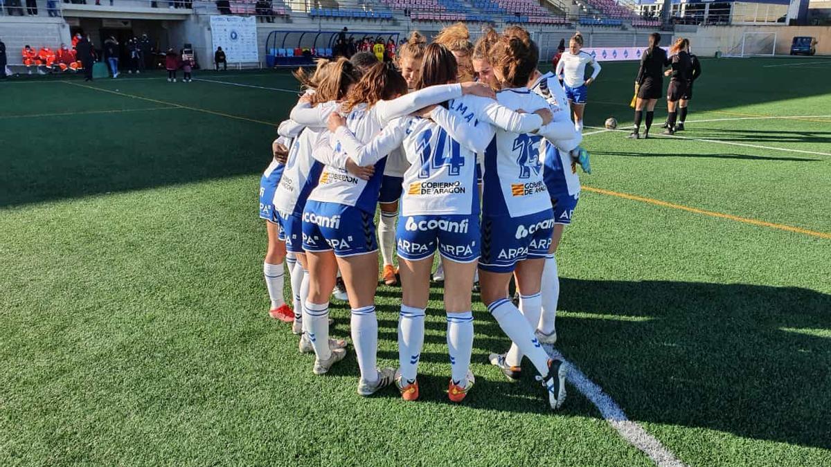 Las jugadoras hacen piña antes del inicio del encuentro.